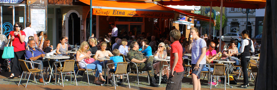 Terrasse im Eiscafe Etna Bonn, Sonneschein